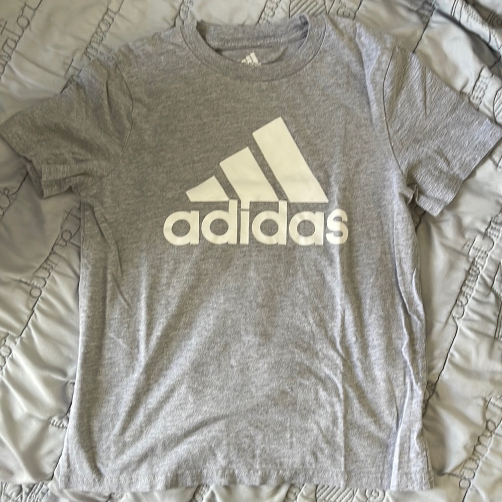 Boy’s Adidas Gray Shirt S(8)
